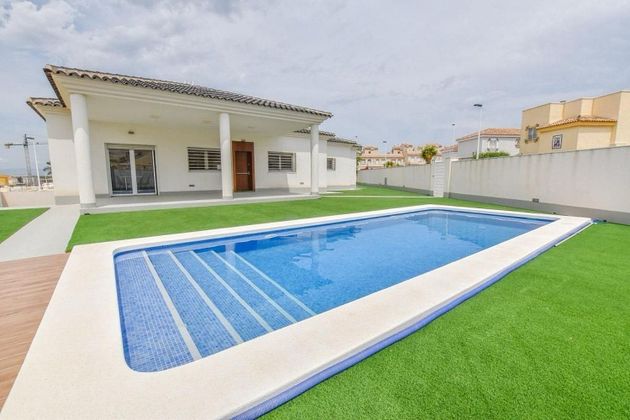 Foto 1 de Chalet en venta en Gran Alacant de 4 habitaciones con terraza y piscina
