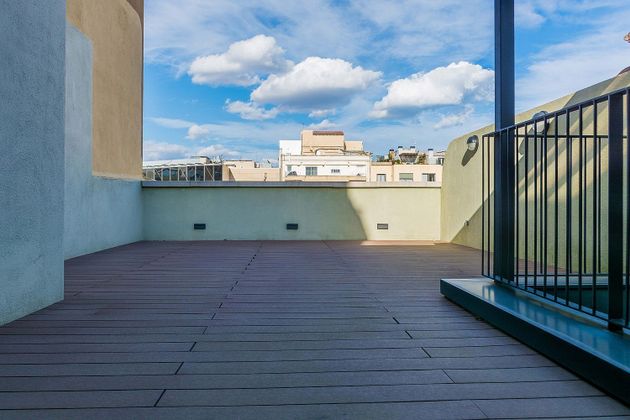 Foto 2 de Ático en venta en calle De Pau Claris de 2 habitaciones con terraza y jardín