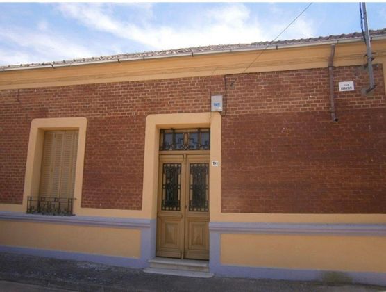 Foto 1 de Venta de casa en Fuentesaúco de 4 habitaciones con terraza y jardín
