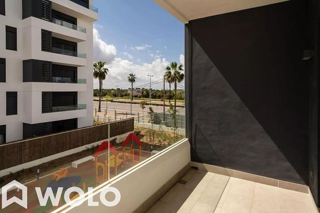 Foto 2 de Pis en lloguer a Montequinto de 2 habitacions amb terrassa i piscina