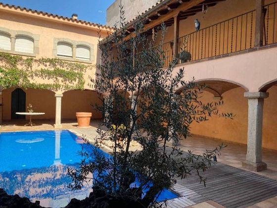 Foto 1 de Casa en venda a Centre - Joan Prim de 5 habitacions amb terrassa i piscina