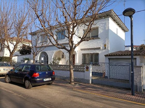 Foto 1 de Casa en venda a Joc de la Bola - Camps d'Esports - Ciutat Jardí - Montcada de 4 habitacions amb garatge i jardí