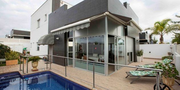 Foto 2 de Xalet en venda a calle Comunidad Manchega de 4 habitacions amb terrassa i piscina