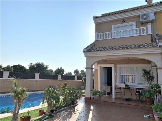 Foto 1 de Casa adossada en venda a calle Fragata de 3 habitacions amb terrassa i piscina