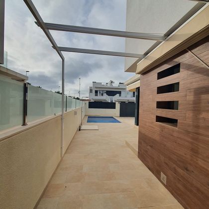 Foto 2 de Casa adossada en venda a calle Bergantin de 3 habitacions amb terrassa i piscina