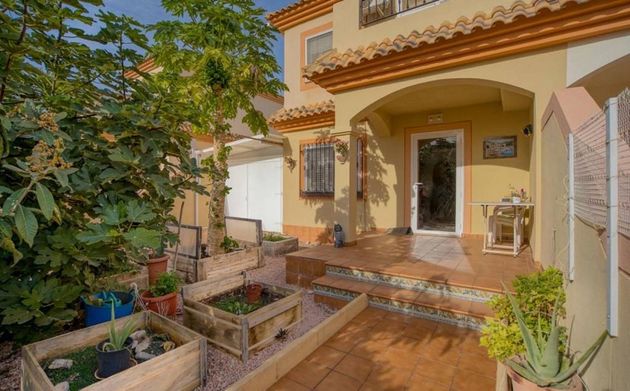 Foto 1 de Casa adossada en venda a calle Torre de la Horadada de 4 habitacions amb terrassa i piscina