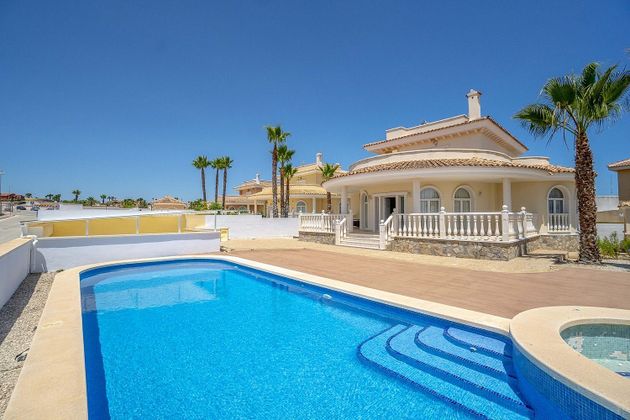 Foto 2 de Xalet en venda a calle Isla de Alborán de 4 habitacions amb terrassa i piscina