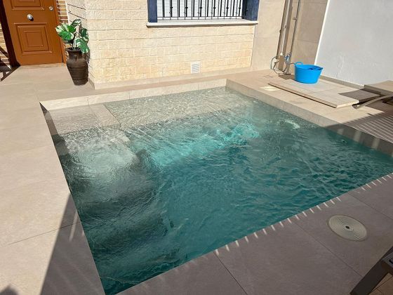 Foto 2 de Casa adossada en venda a calle Del Mar Baltico de 3 habitacions amb terrassa i piscina