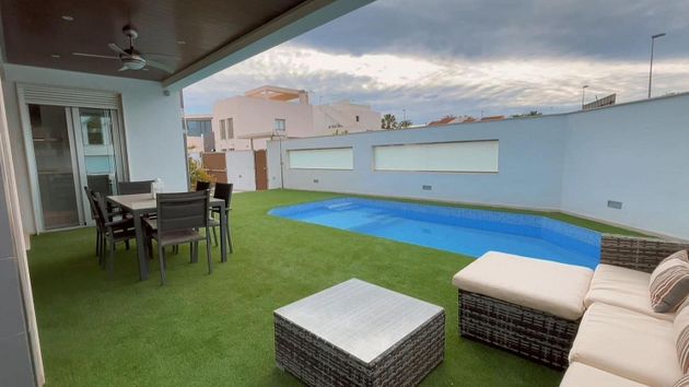 Foto 2 de Chalet en venta en calle Venecia de 3 habitaciones con terraza y piscina