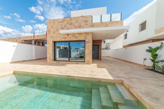 Foto 1 de Casa adossada en venda a San Pedro del Pinatar de 3 habitacions amb terrassa i piscina