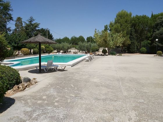 Foto 2 de Venta de chalet en Villena de 9 habitaciones con terraza y piscina