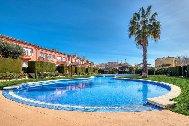Foto 2 de Casa adossada en venda a calle Joaquim Serra de 3 habitacions amb terrassa i piscina