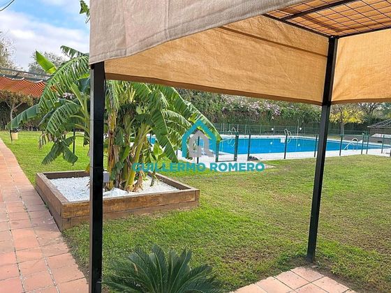 Foto 2 de Chalet en venta en Gelves de 5 habitaciones con piscina y garaje