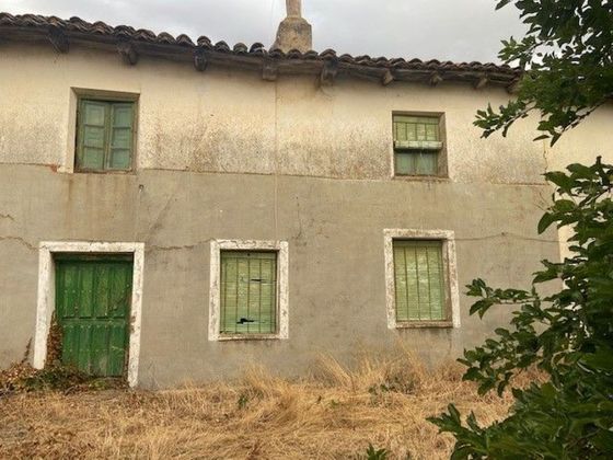 Foto 1 de Venta de casa en Bustillo de la Vega de 3 habitaciones con jardín