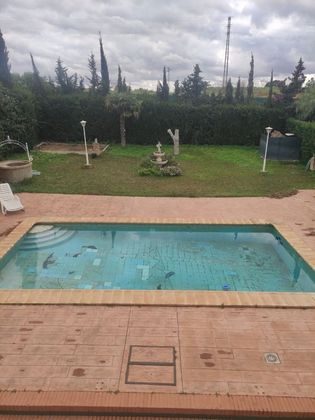 Foto 2 de Chalet en venta en urbanización Las Encinas de 4 habitaciones con piscina y jardín