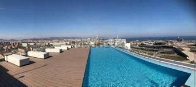 Foto 2 de Pis en venda a El Besós i el Maresme de 3 habitacions amb terrassa i piscina