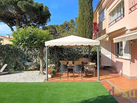 Foto 1 de Casa adossada en venda a Alella de 4 habitacions amb terrassa i piscina