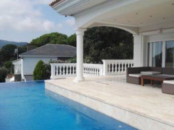 Foto 2 de Chalet en alquiler en Cabrils de 5 habitaciones con terraza y piscina