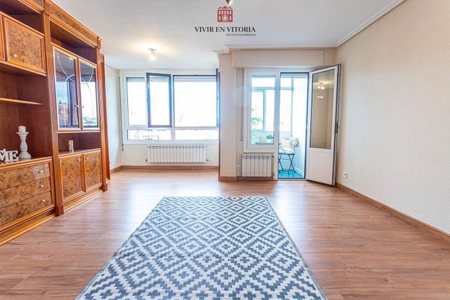 Foto 1 de Venta de piso en calle Valladolid de 2 habitaciones con terraza y calefacción