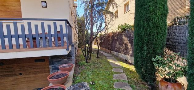 Foto 2 de Venta de chalet en Begues de 5 habitaciones con jardín