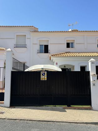 Foto 2 de Casa adossada en venda a Ayamonte ciudad de 5 habitacions amb terrassa i balcó