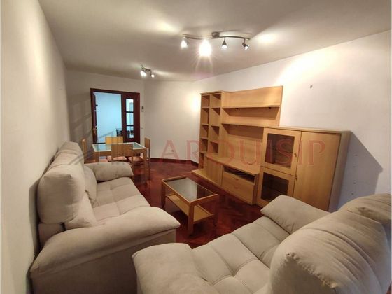 Foto 1 de Alquiler de piso en O Milladoiro de 3 habitaciones con garaje y muebles