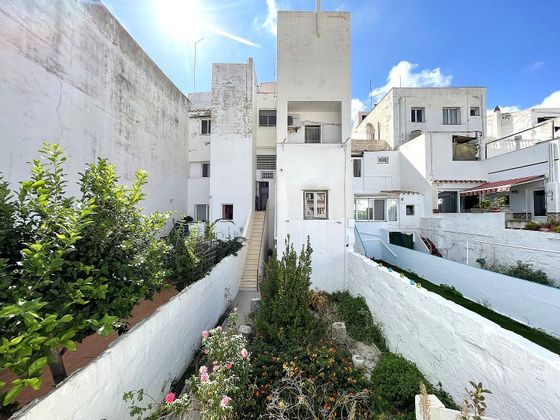 Foto 1 de Casa adossada en venda a Maó de 4 habitacions amb terrassa i jardí