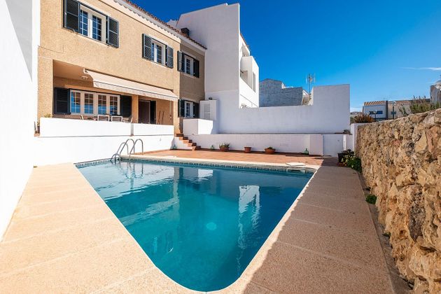 Foto 2 de Casa adossada en venda a Maó de 4 habitacions amb terrassa i piscina