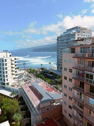 Foto 2 de Àtic en venda a calle Colombia de 3 habitacions amb terrassa i balcó