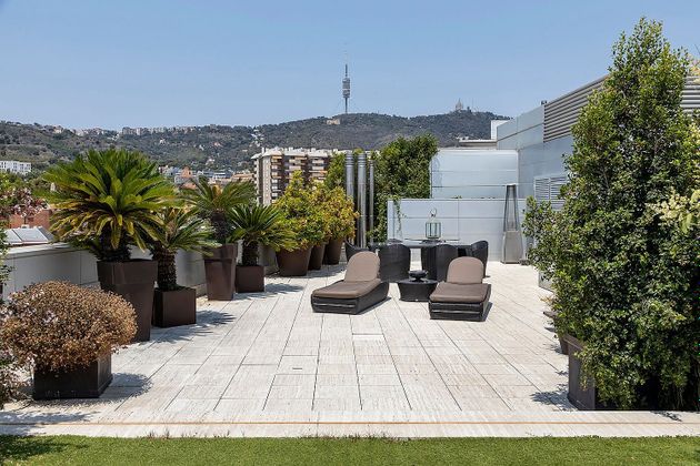 Foto 1 de Àtic en lloguer a Sarrià de 3 habitacions amb terrassa i piscina
