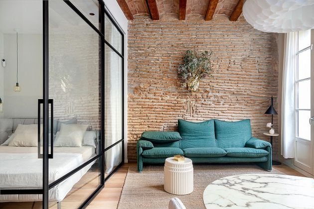 Foto 1 de Alquiler de piso en Sant Pere, Santa Caterina i la Ribera de 1 habitación con muebles y balcón