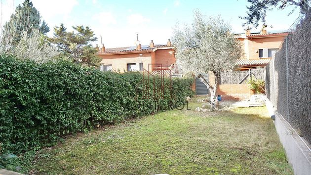Foto 2 de Casa adossada en venda a Mira-sol de 4 habitacions amb terrassa i garatge
