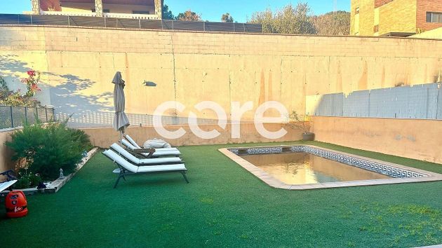 Foto 1 de Casa adossada en venda a Centre - Castellar del Vallès de 5 habitacions amb terrassa i piscina