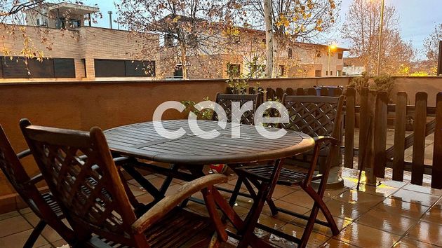 Foto 2 de Casa adossada en venda a Centre - Castellar del Vallès de 5 habitacions amb terrassa i piscina