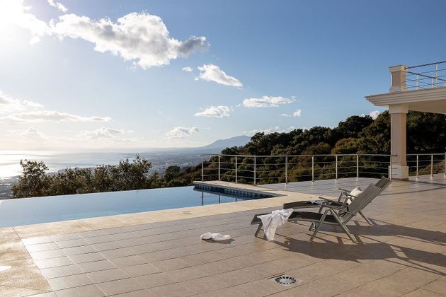 Foto 2 de Casa en venta en Los Monteros - Bahía de Marbella de 6 habitaciones con terraza y piscina