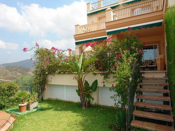 Foto 1 de Casa adossada en venda a Elviria de 6 habitacions amb terrassa i piscina