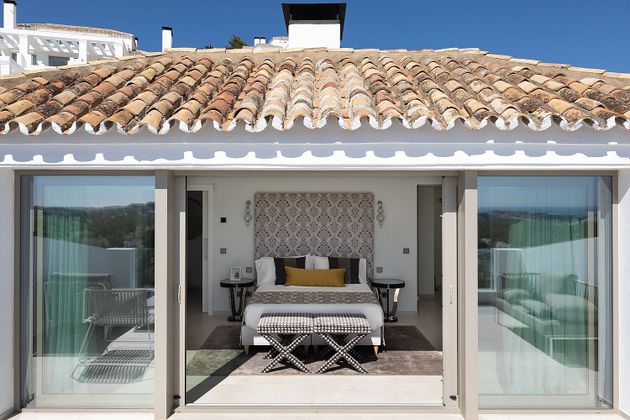 Foto 1 de Ático en venta en Nueva Andalucía centro de 3 habitaciones con terraza y piscina