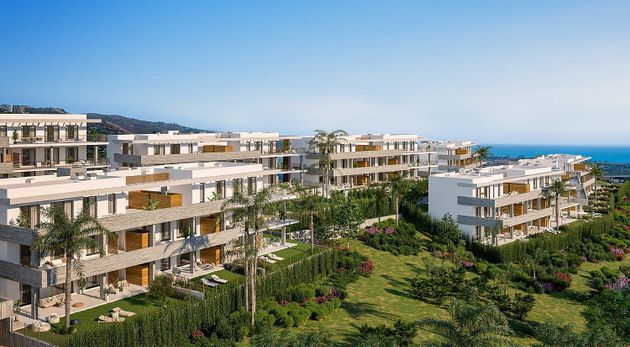 Foto 1 de Piso en venta en Los Monteros - Bahía de Marbella de 2 habitaciones con terraza y piscina