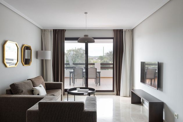 Foto 2 de Venta de piso en Estepona Oeste - Valle Romano - Bahía Dorada de 2 habitaciones con terraza y piscina
