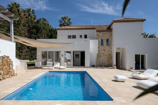 Foto 1 de Casa en venda a Los Naranjos - Las Brisas de 5 habitacions amb terrassa i piscina