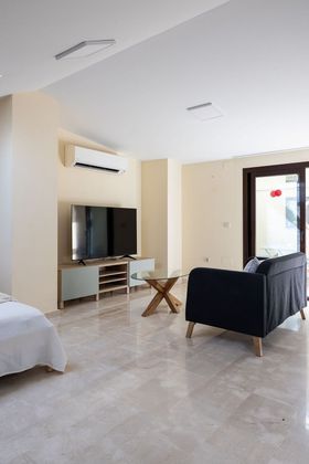 Foto 2 de Venta de piso en La Goleta - San Felipe Neri de 1 habitación con terraza y aire acondicionado