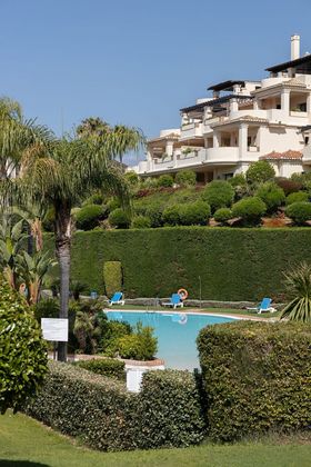 Foto 2 de Pis en lloguer a Benahavís de 4 habitacions amb terrassa i piscina
