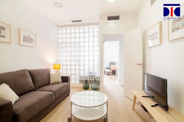 Foto 2 de Alquiler de piso en Santa Cruz de 1 habitación con muebles y aire acondicionado