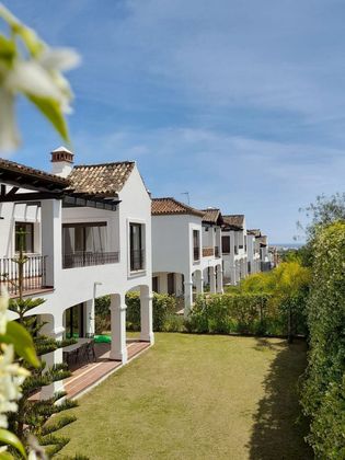 Foto 1 de Venta de casa en Estepona Oeste - Valle Romano - Bahía Dorada de 4 habitaciones con terraza y piscina