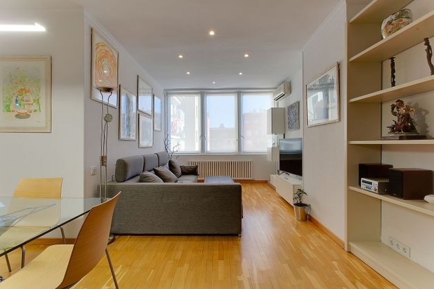 Foto 2 de Piso en alquiler en La Nova Esquerra de l'Eixample de 4 habitaciones con muebles y aire acondicionado