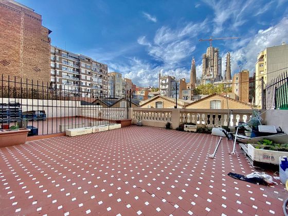 Foto 1 de Venta de piso en La Sagrada Família de 4 habitaciones con terraza y balcón