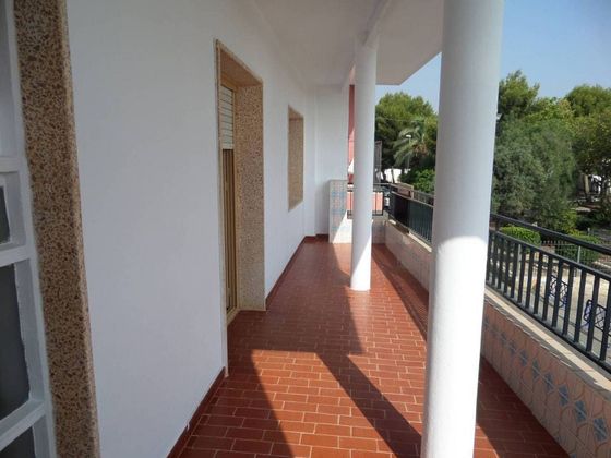 Foto 2 de Piso en venta en Centro - Alcazares, Los de 4 habitaciones con terraza y balcón