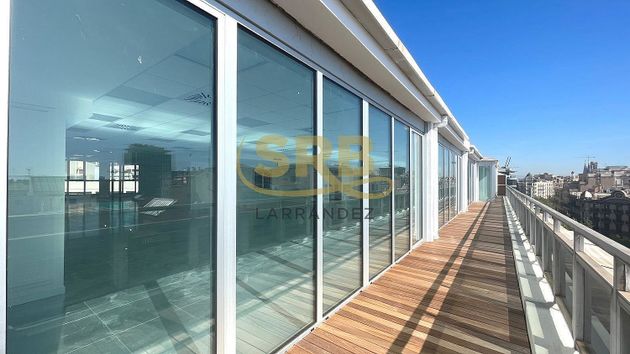 Foto 1 de Oficina en alquiler en La Dreta de l'Eixample con terraza y piscina