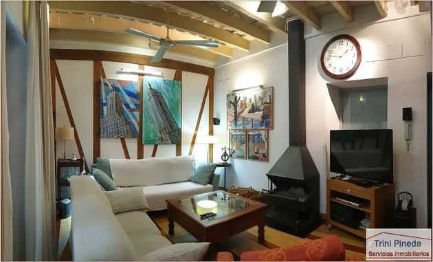 Foto 2 de Casa adosada en venta en calle Redes de 6 habitaciones con terraza y garaje