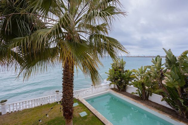 Foto 1 de Venta de chalet en La Geltrú de 5 habitaciones con terraza y piscina